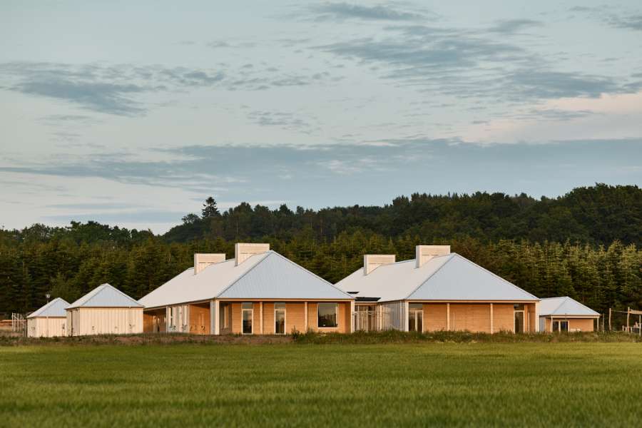 Die Pfannenbleche des Jordbærmarken schaffen ländliche Atmosphäre und inspirieren zur Naturfreude, Børnehuset Jordbærmarken, Rodskovvej 59, 8543 Hornslet